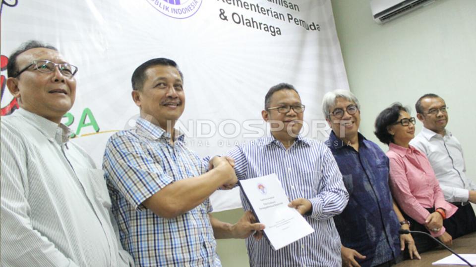 Mantan Deputi Pencegahan KPK Eko TjiPT Adi, Mantan Kapolri Oegroseno, Sesmenpora Alfitra Salamm, Sosiolog Imam Budidarman, Transparani Indonesia Natilia Soebagio dan Deputi 5 Kemenpora Gatot S De - INDOSPORT